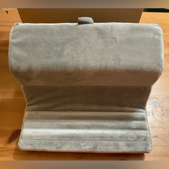 UGreen: Grey table pillow stand adjustable/folding cushion for devices and back - Picture 1 of 6